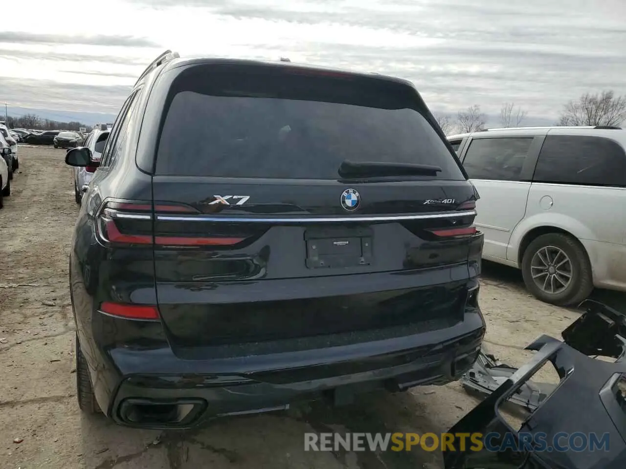 6 Photograph of a damaged car 5UX23EM08P9R24262 BMW X7 2023