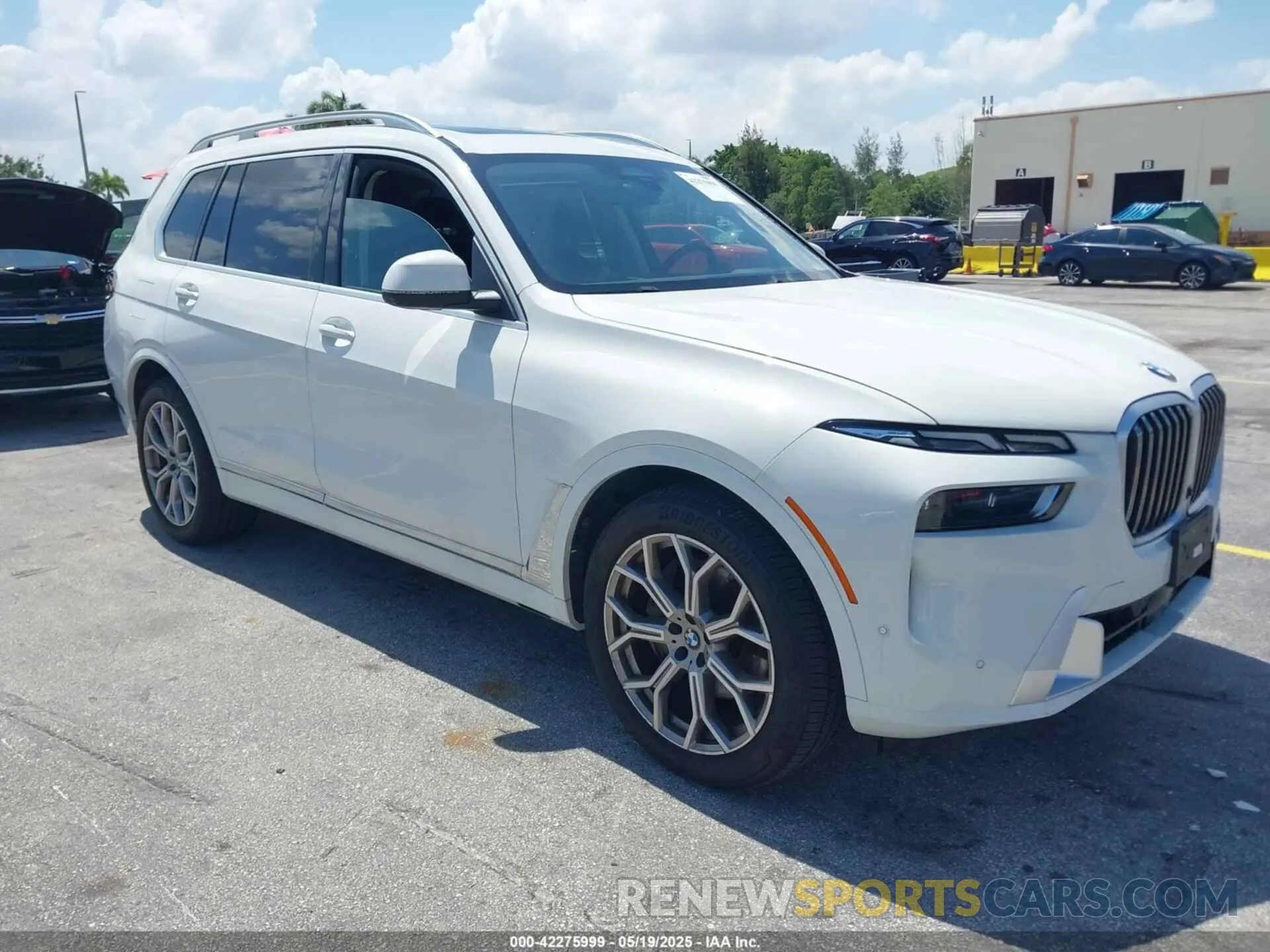 1 Photograph of a damaged car 5UX23EM09P9P25253 BMW X7 2023