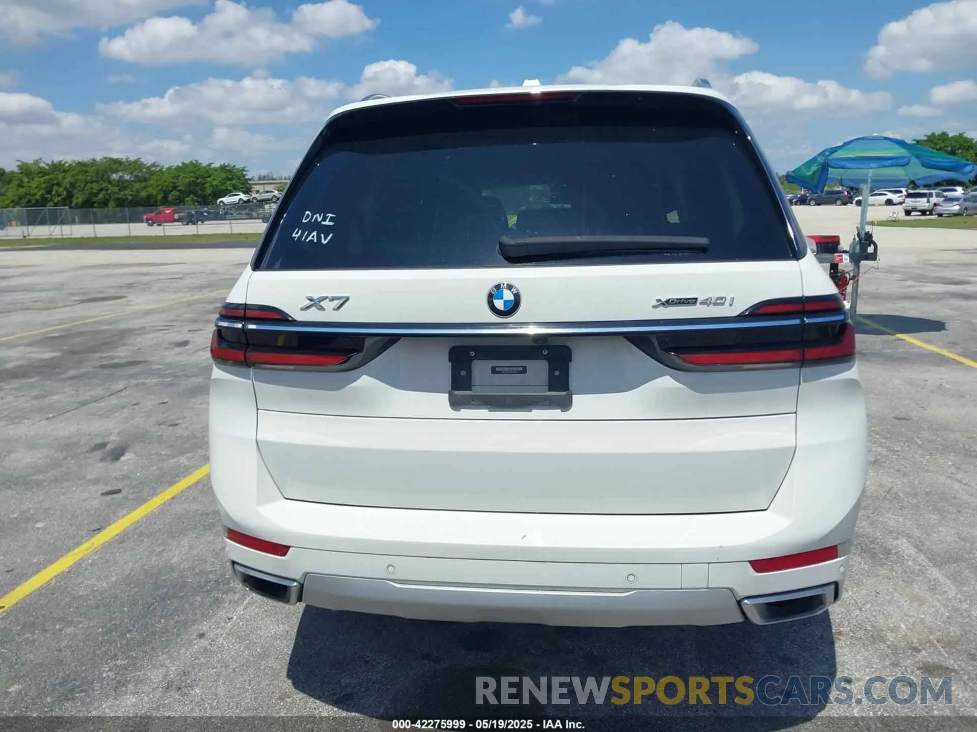 16 Photograph of a damaged car 5UX23EM09P9P25253 BMW X7 2023