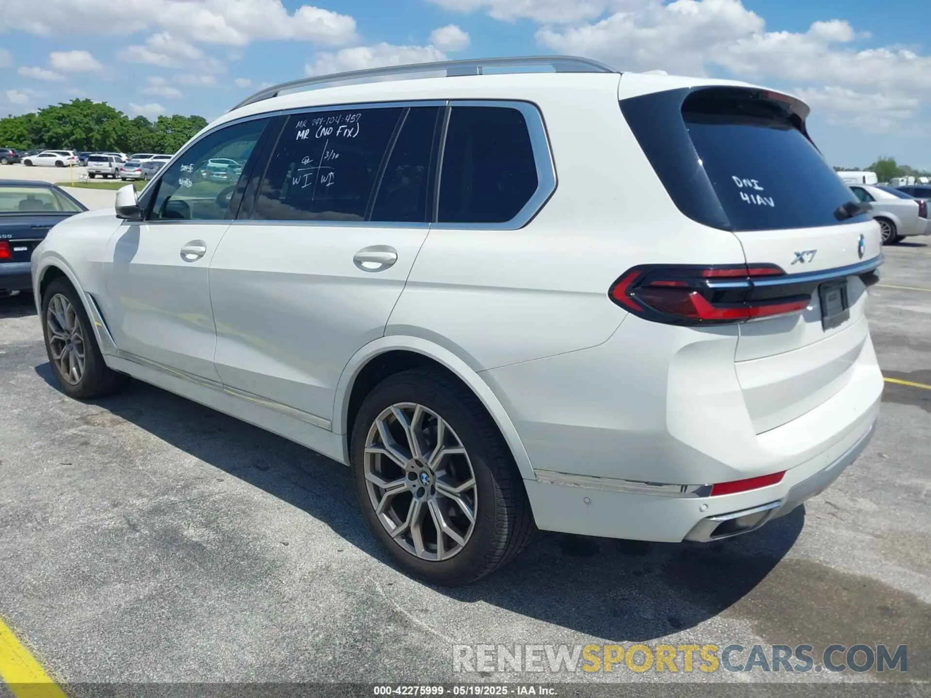 3 Photograph of a damaged car 5UX23EM09P9P25253 BMW X7 2023
