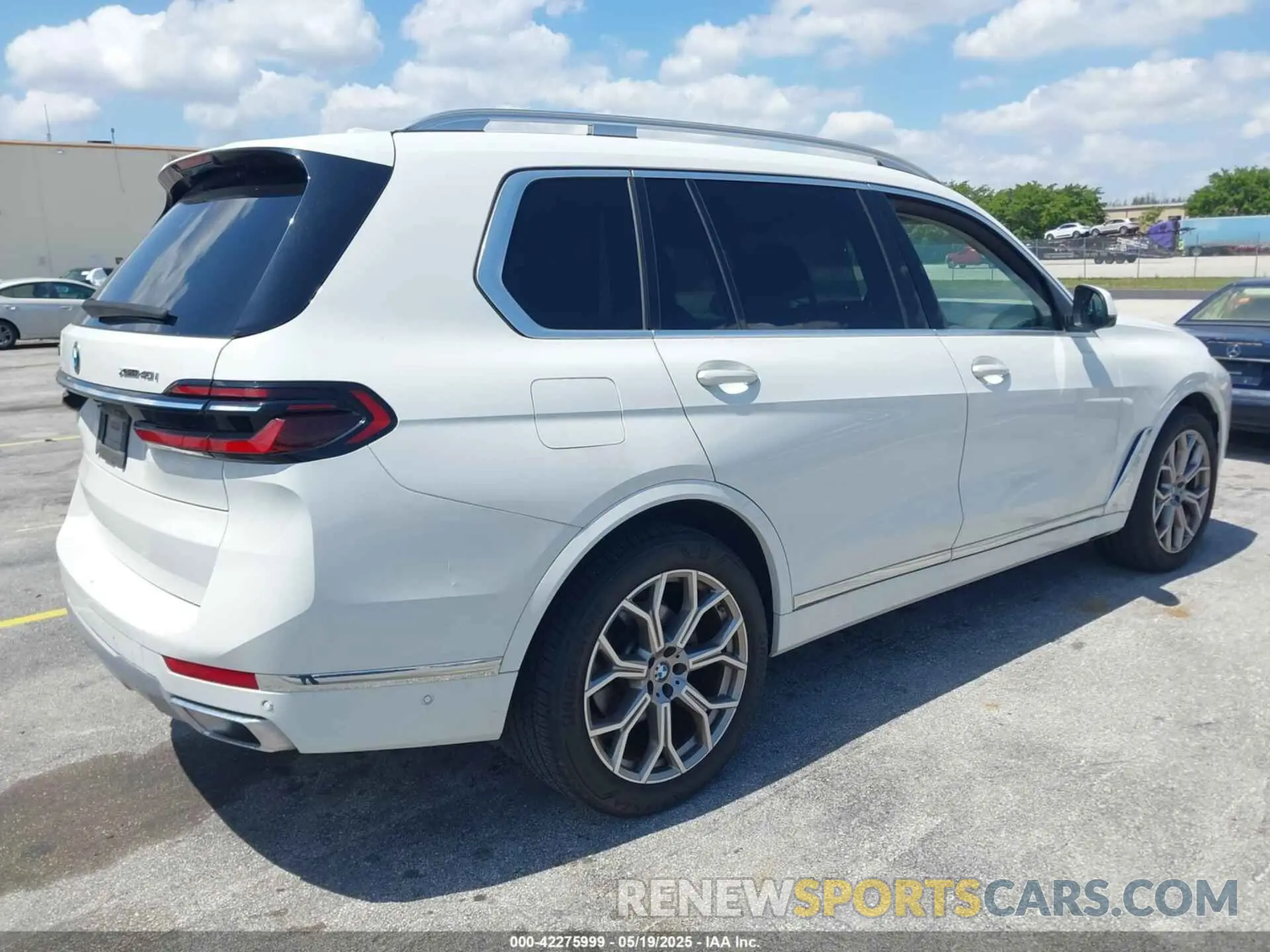 4 Photograph of a damaged car 5UX23EM09P9P25253 BMW X7 2023