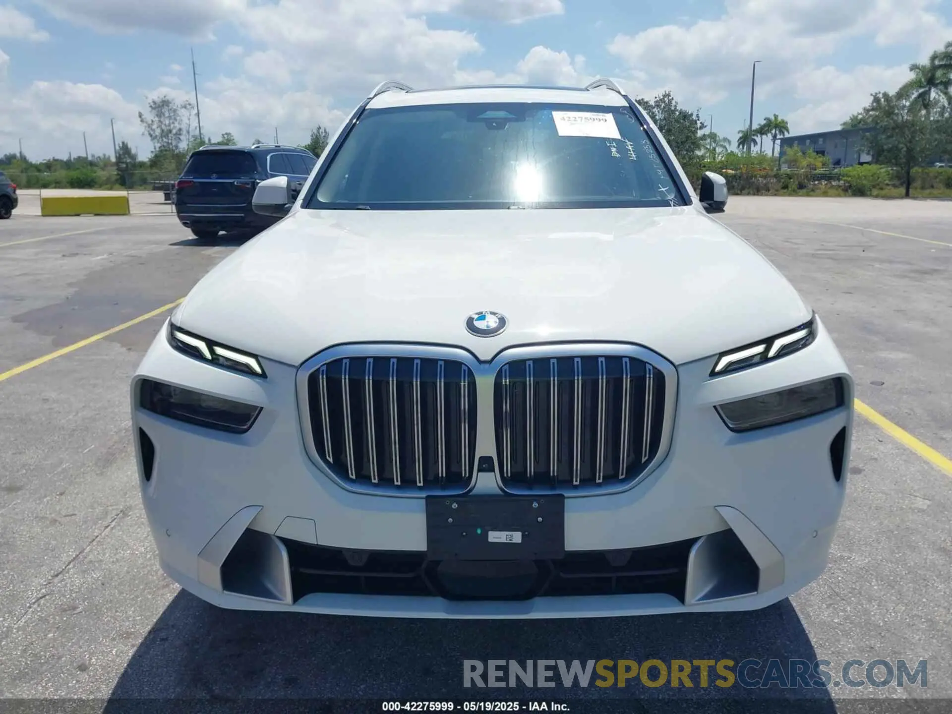6 Photograph of a damaged car 5UX23EM09P9P25253 BMW X7 2023