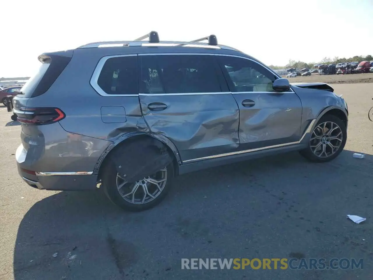 3 Photograph of a damaged car 5UX23EM09P9P75280 BMW X7 2023
