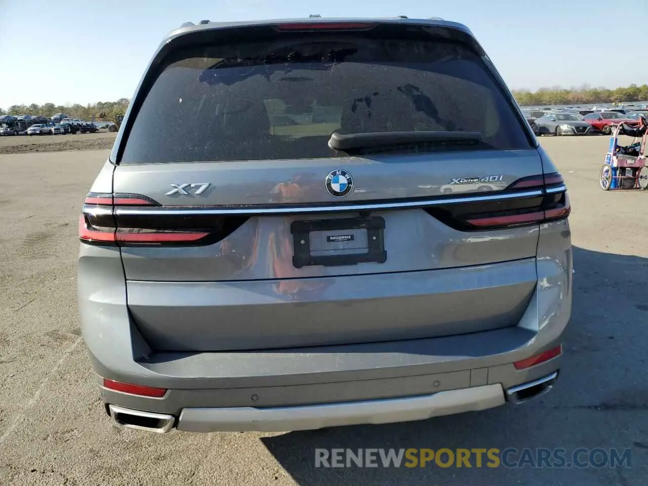 6 Photograph of a damaged car 5UX23EM09P9P75280 BMW X7 2023