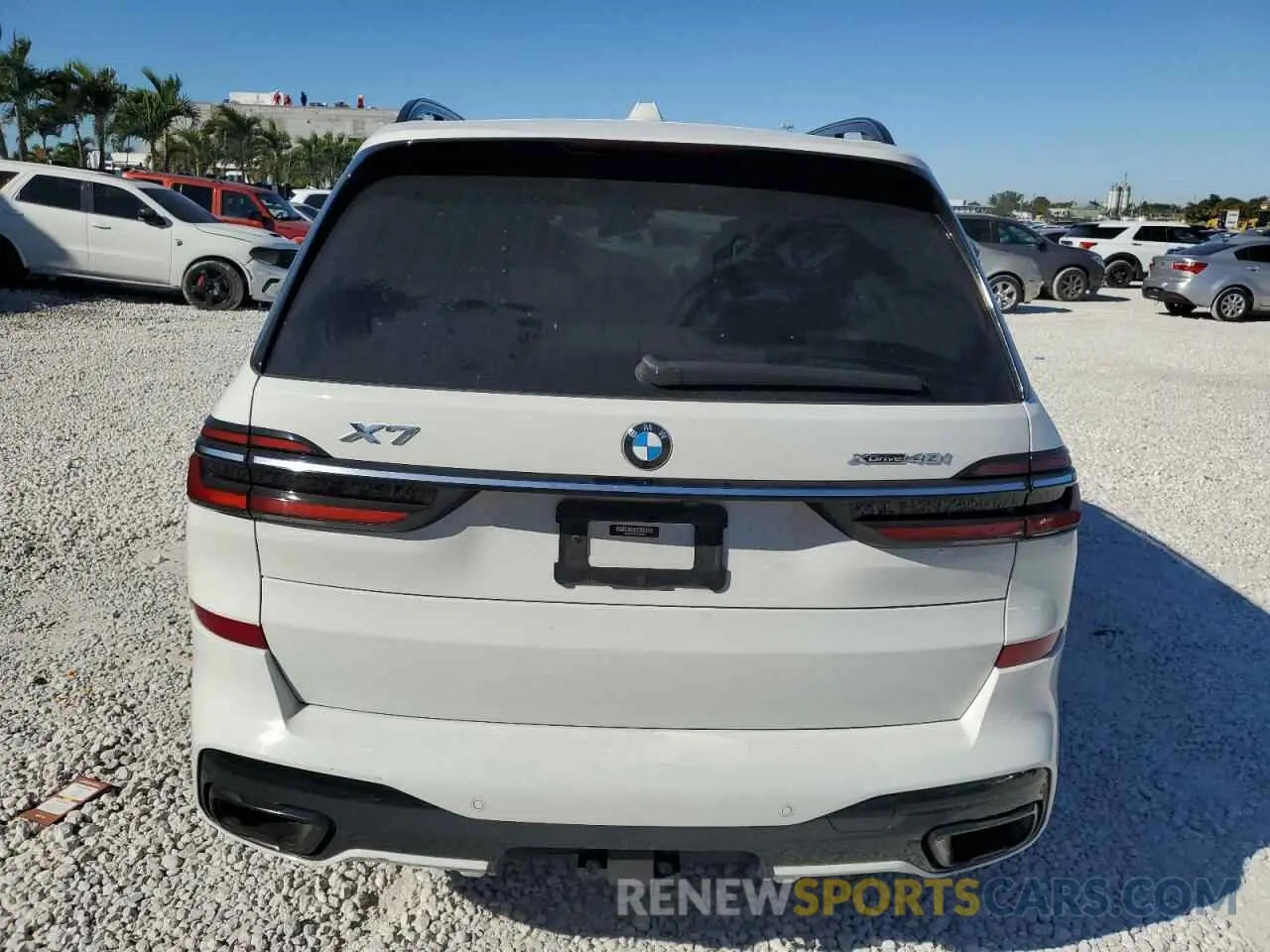 6 Photograph of a damaged car 5UX23EM09P9R16204 BMW X7 2023