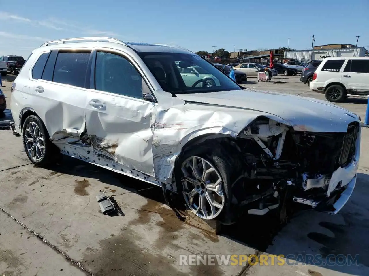 4 Photograph of a damaged car 5UX23EM09P9R20317 BMW X7 2023