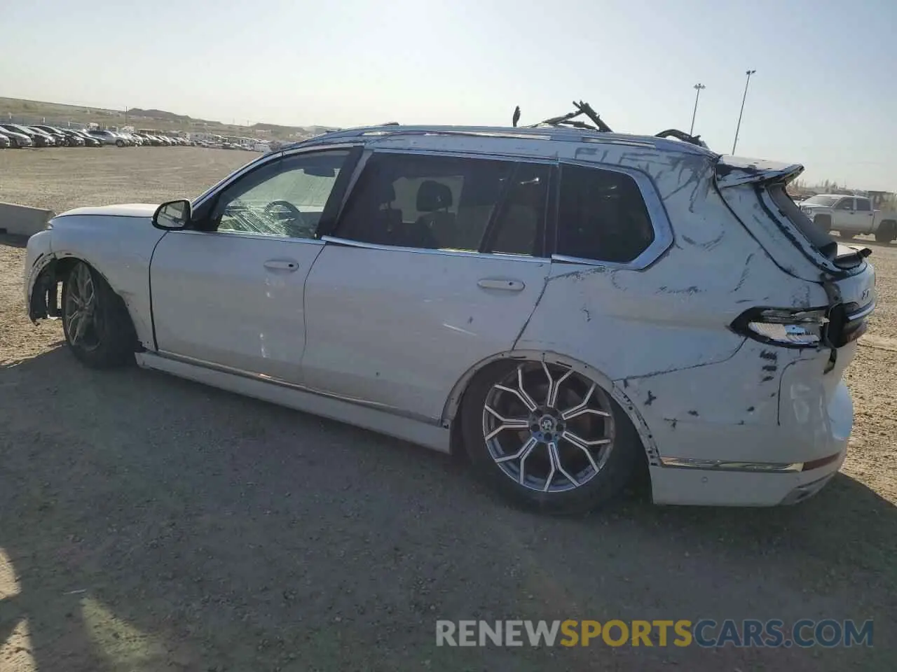 2 Photograph of a damaged car 5UX23EM09P9R82722 BMW X7 2023