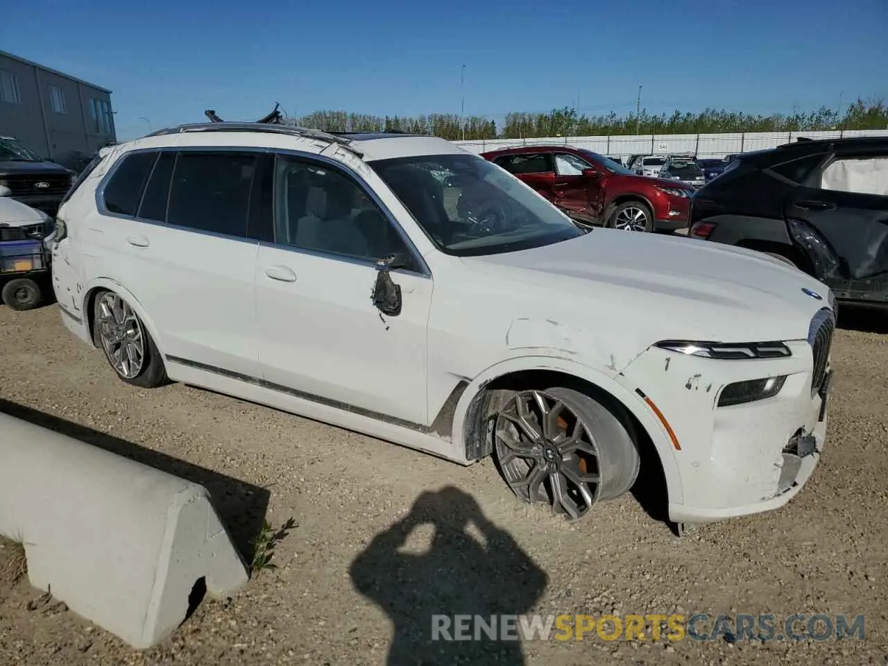 4 Photograph of a damaged car 5UX23EM09P9R82722 BMW X7 2023