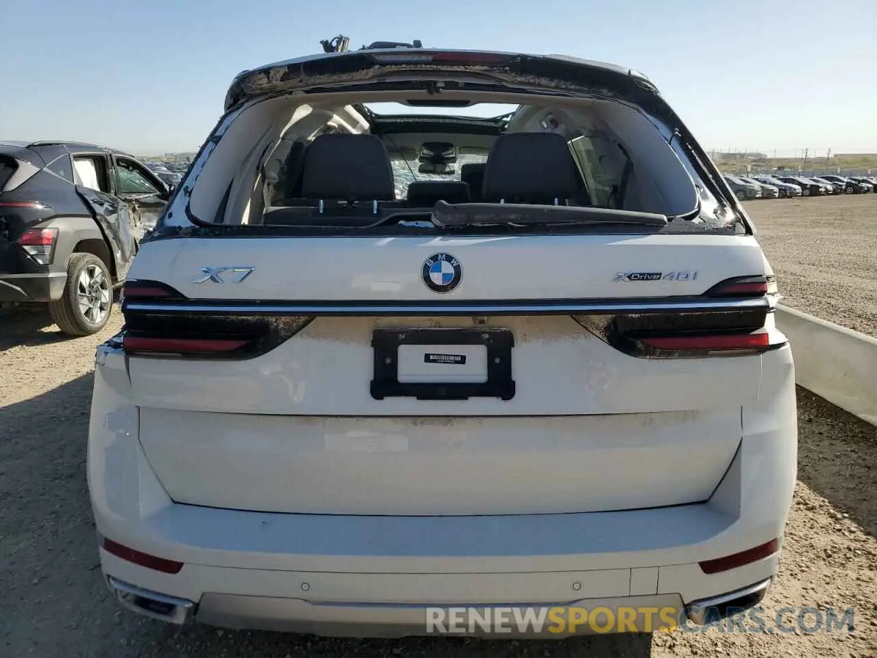 6 Photograph of a damaged car 5UX23EM09P9R82722 BMW X7 2023
