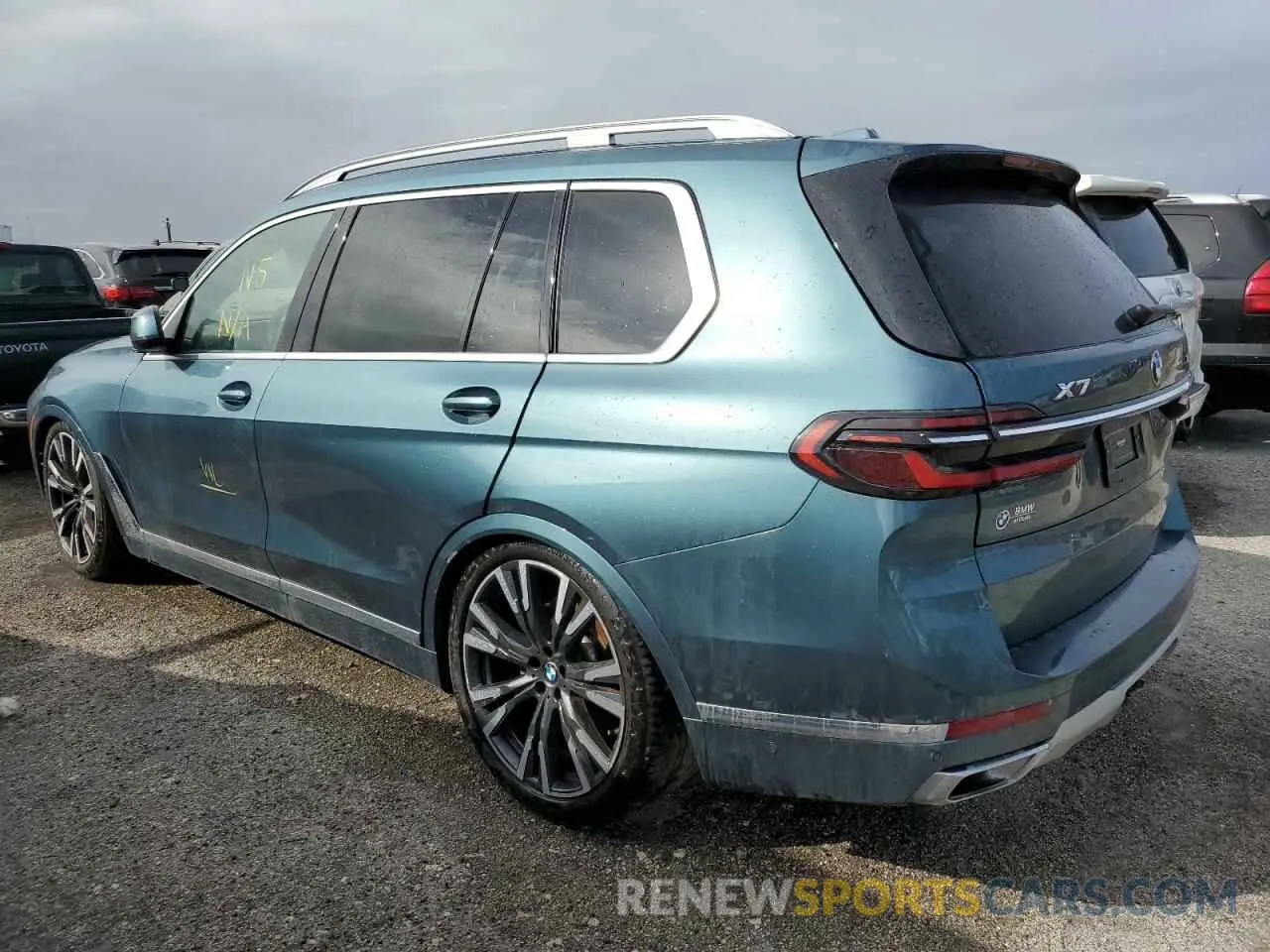 2 Photograph of a damaged car 5UX23EM0XP9P25410 BMW X7 2023