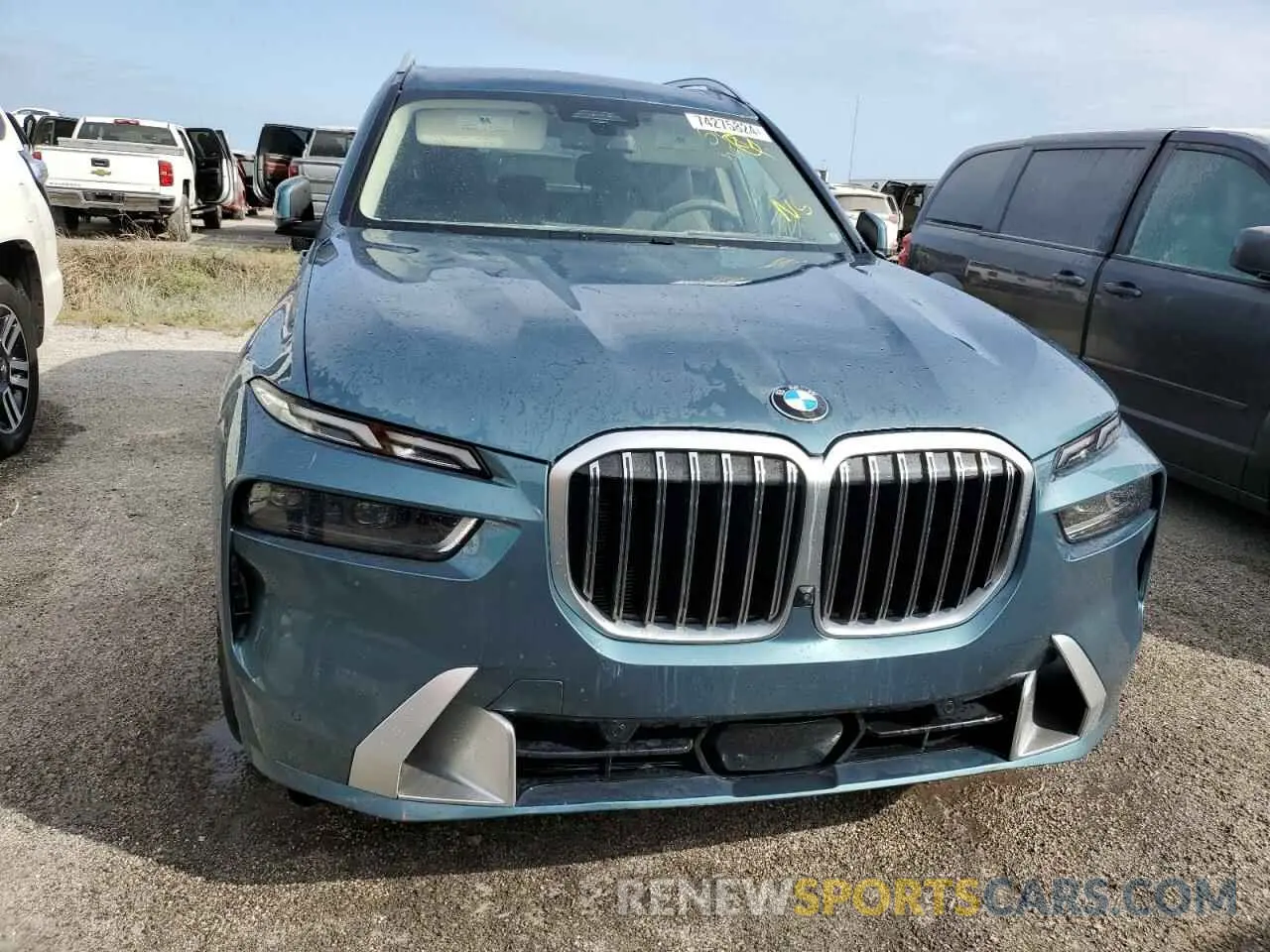 5 Photograph of a damaged car 5UX23EM0XP9P25410 BMW X7 2023