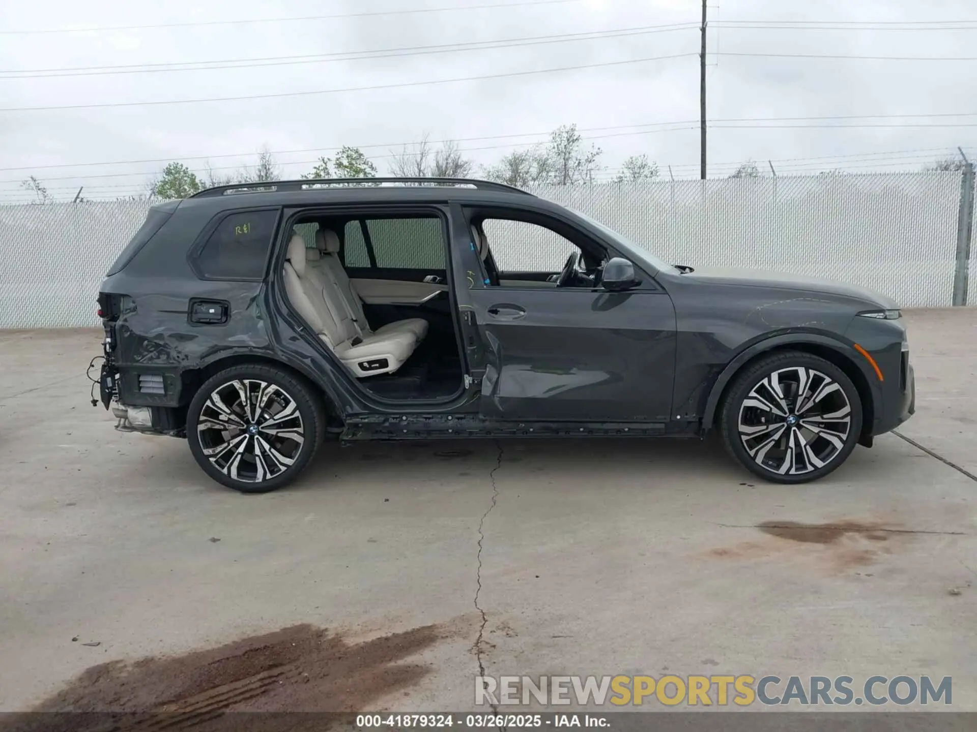 13 Photograph of a damaged car 5UX23EM0XP9R39846 BMW X7 2023