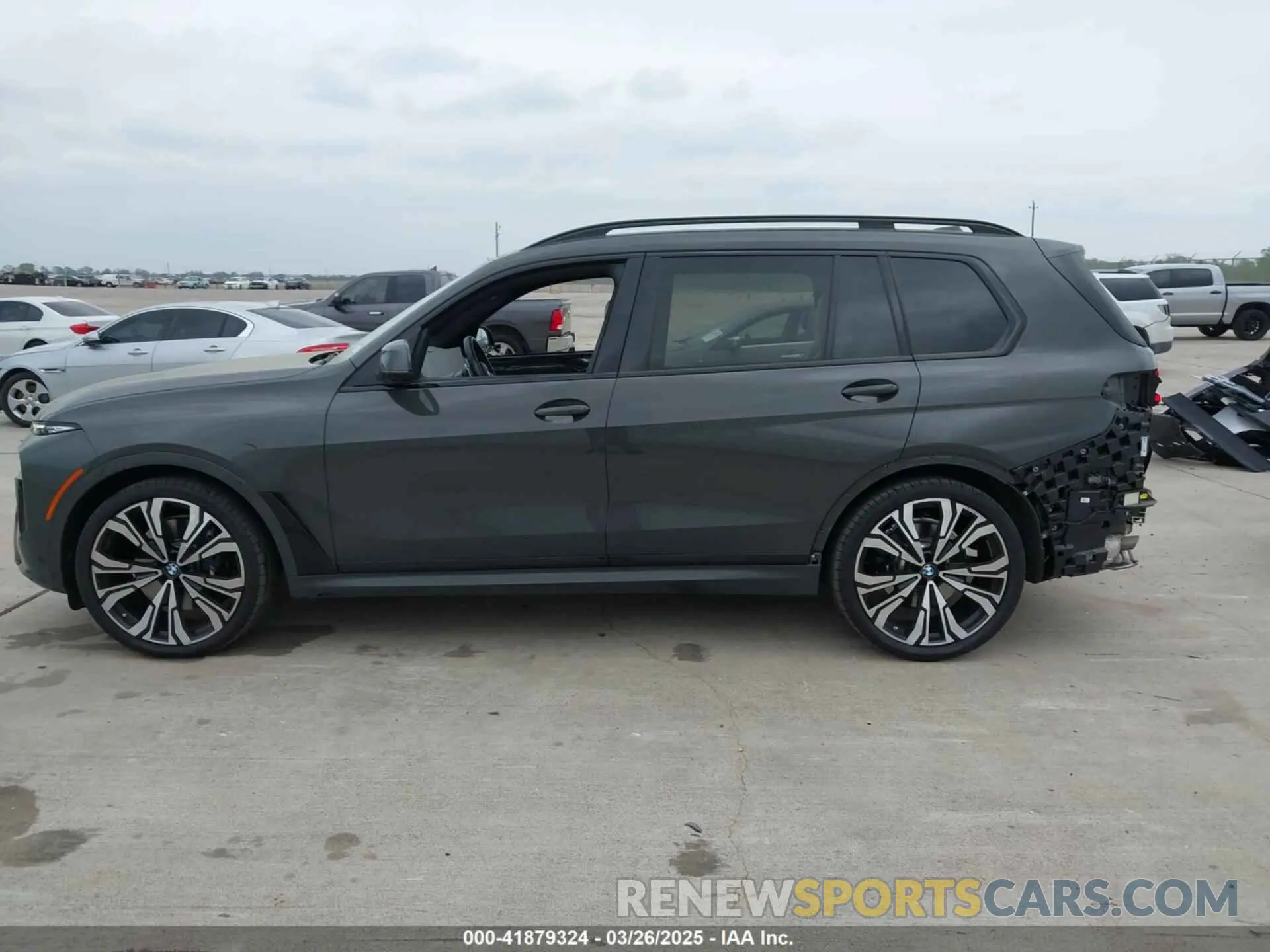 14 Photograph of a damaged car 5UX23EM0XP9R39846 BMW X7 2023