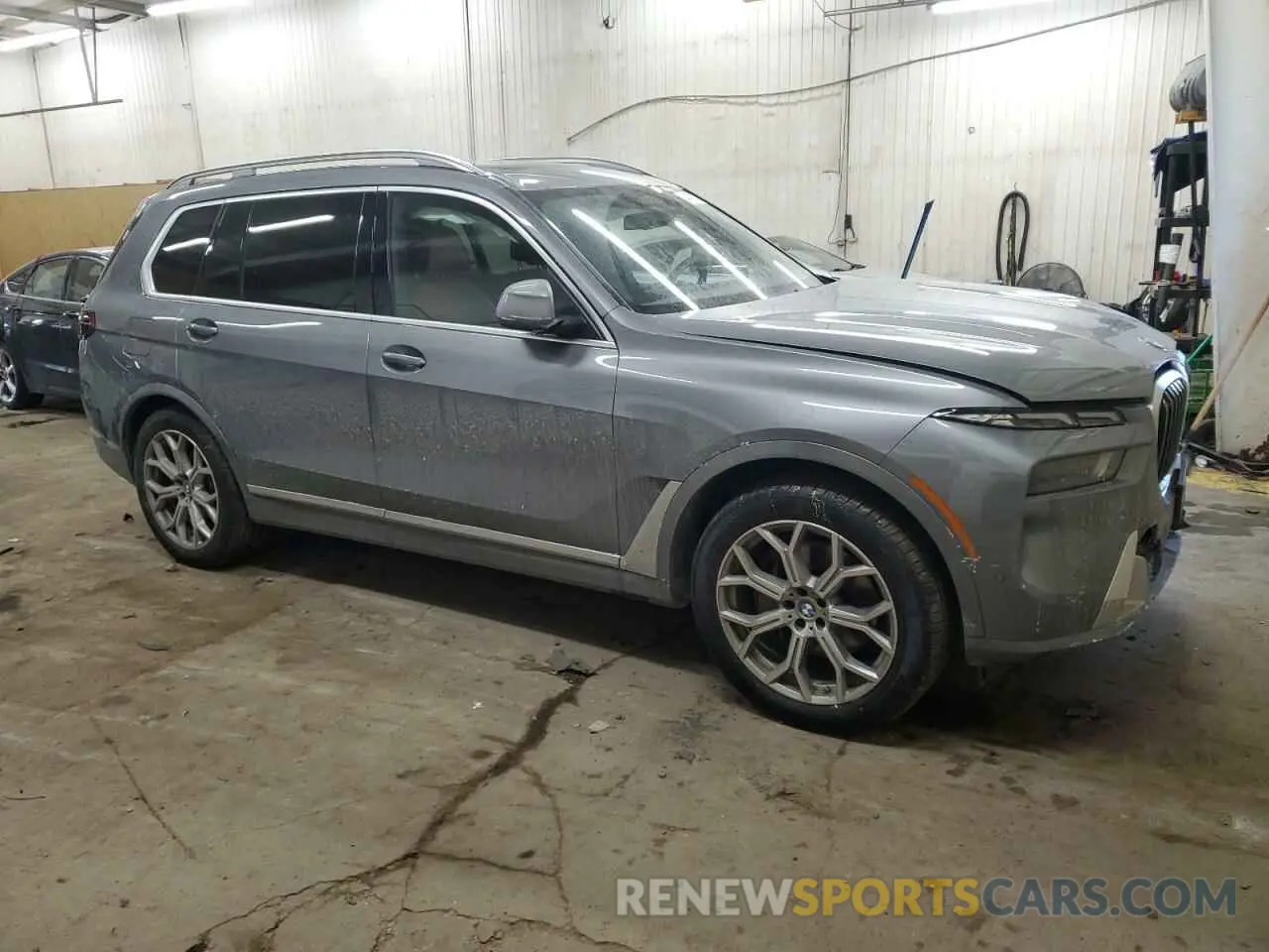 4 Photograph of a damaged car 5UX23EM0XP9S05269 BMW X7 2023