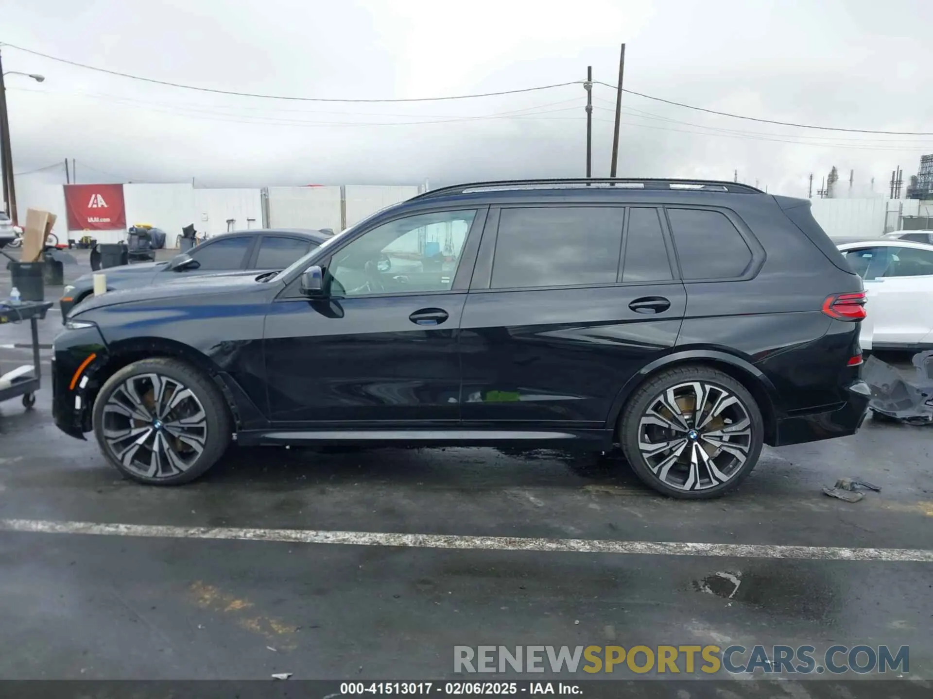 15 Photograph of a damaged car 5UX33EM00P9R04608 BMW X7 2023