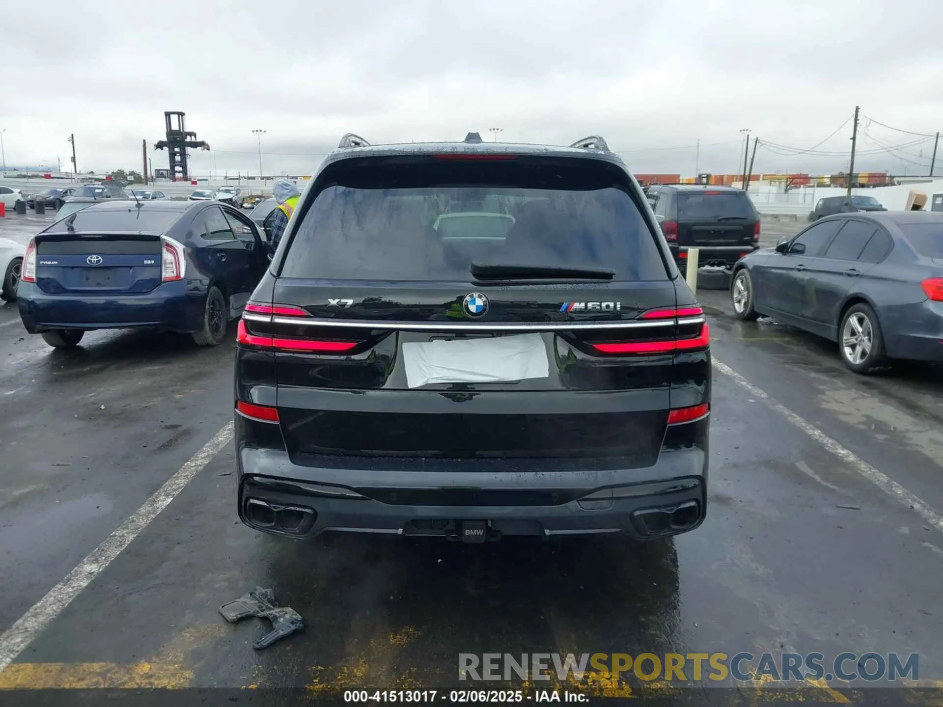 17 Photograph of a damaged car 5UX33EM00P9R04608 BMW X7 2023