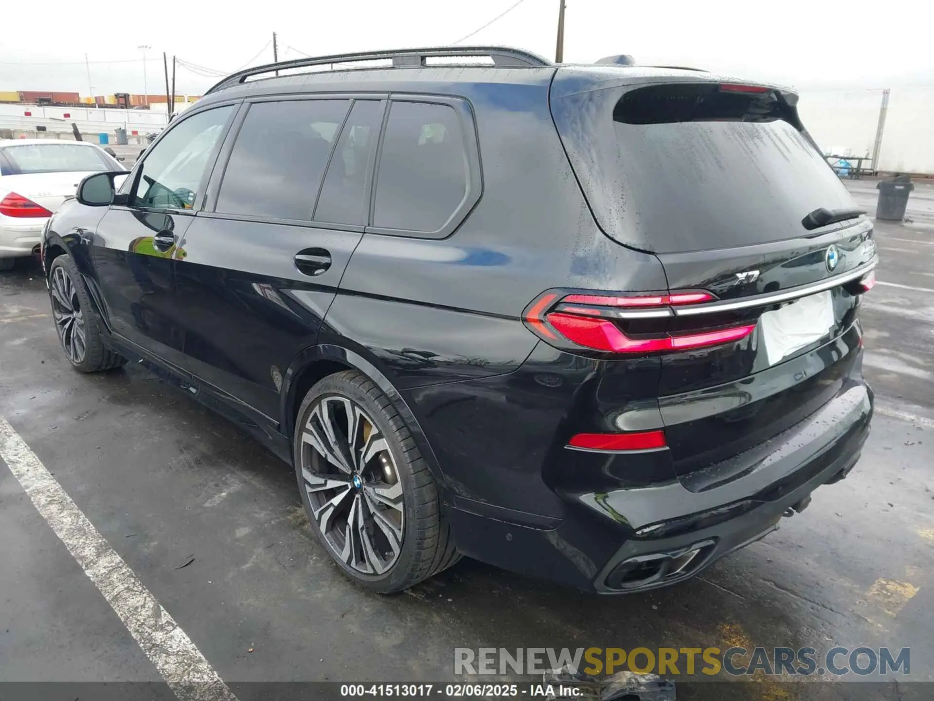 3 Photograph of a damaged car 5UX33EM00P9R04608 BMW X7 2023