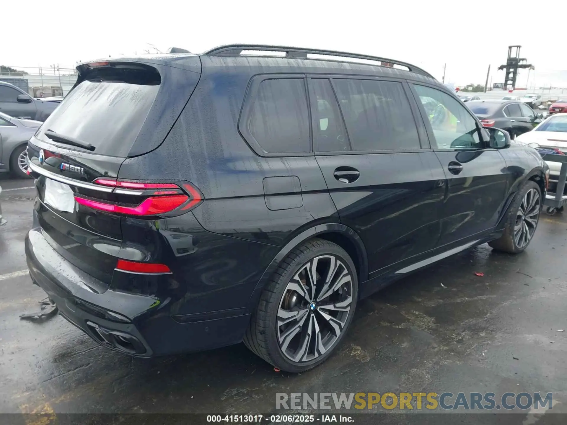 4 Photograph of a damaged car 5UX33EM00P9R04608 BMW X7 2023