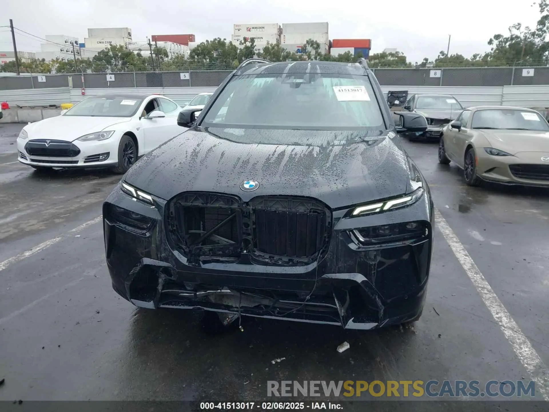 6 Photograph of a damaged car 5UX33EM00P9R04608 BMW X7 2023