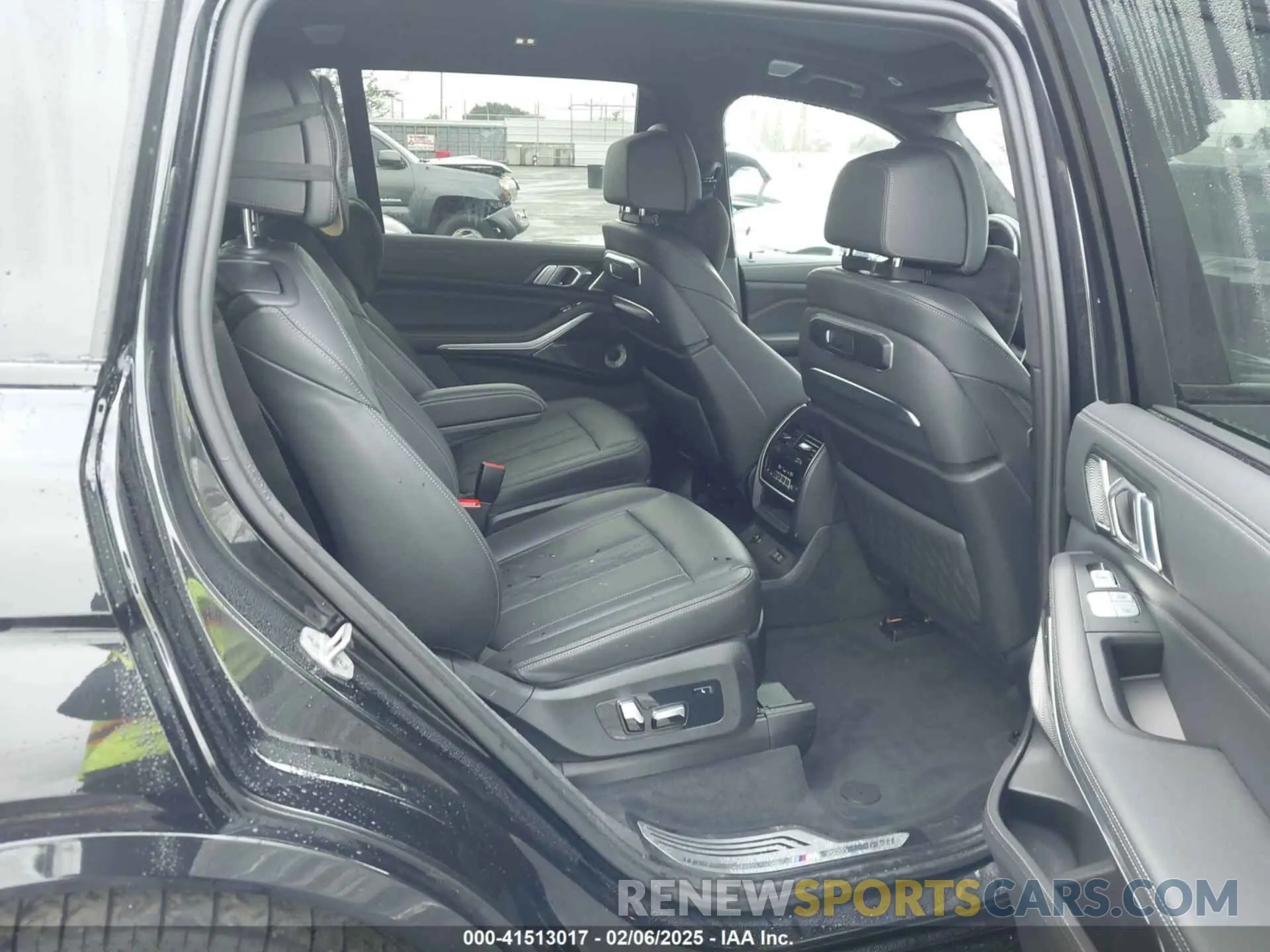 8 Photograph of a damaged car 5UX33EM00P9R04608 BMW X7 2023