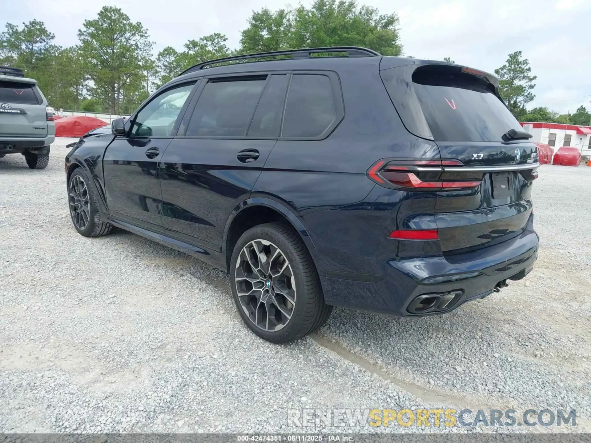 3 Photograph of a damaged car 5UX33EM02P9N87608 BMW X7 2023