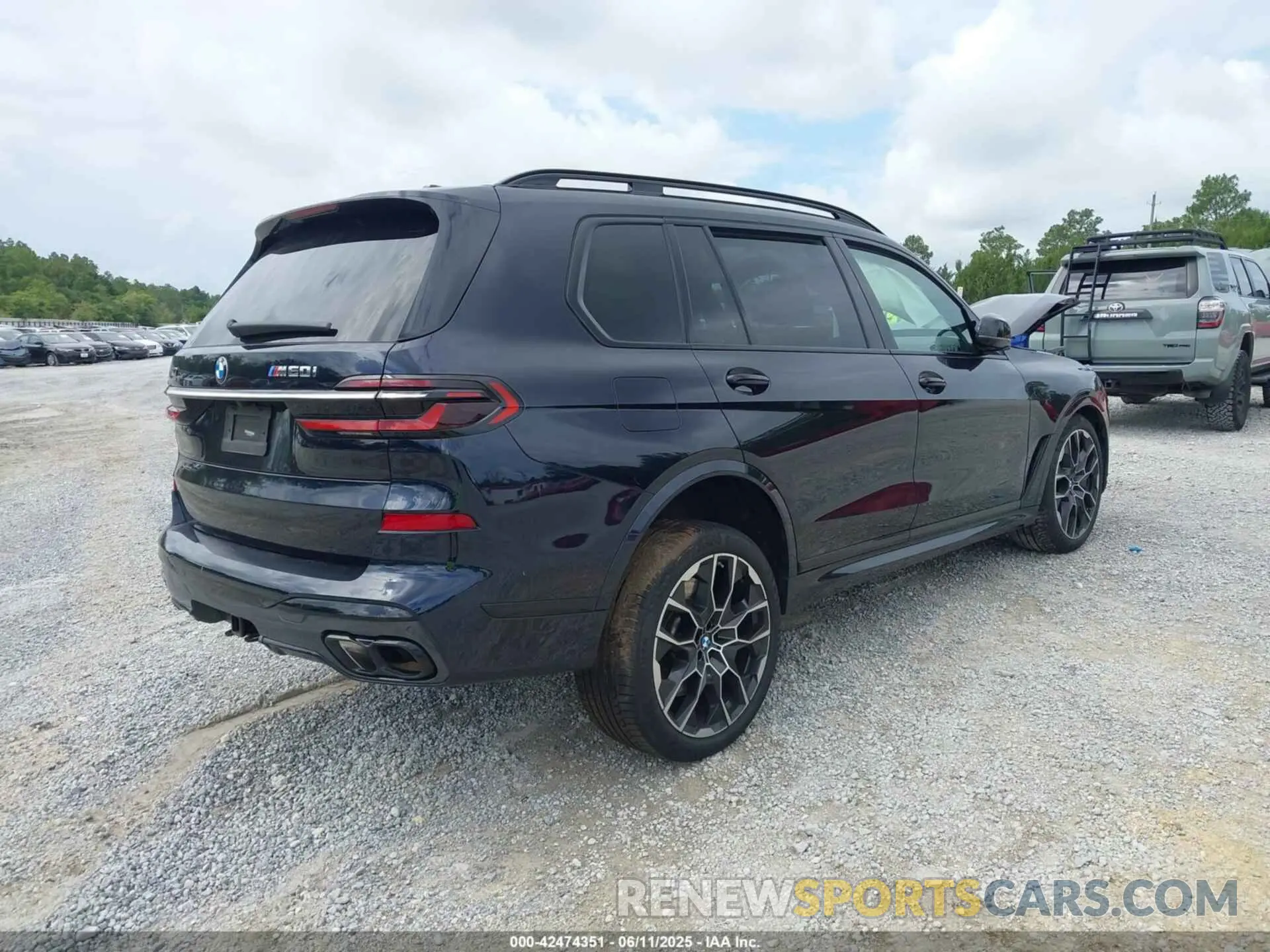 4 Photograph of a damaged car 5UX33EM02P9N87608 BMW X7 2023