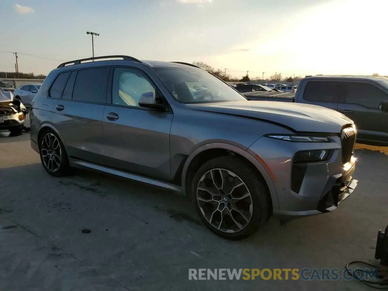 4 Photograph of a damaged car 5UX23EM00R9S28952 BMW X7 2024