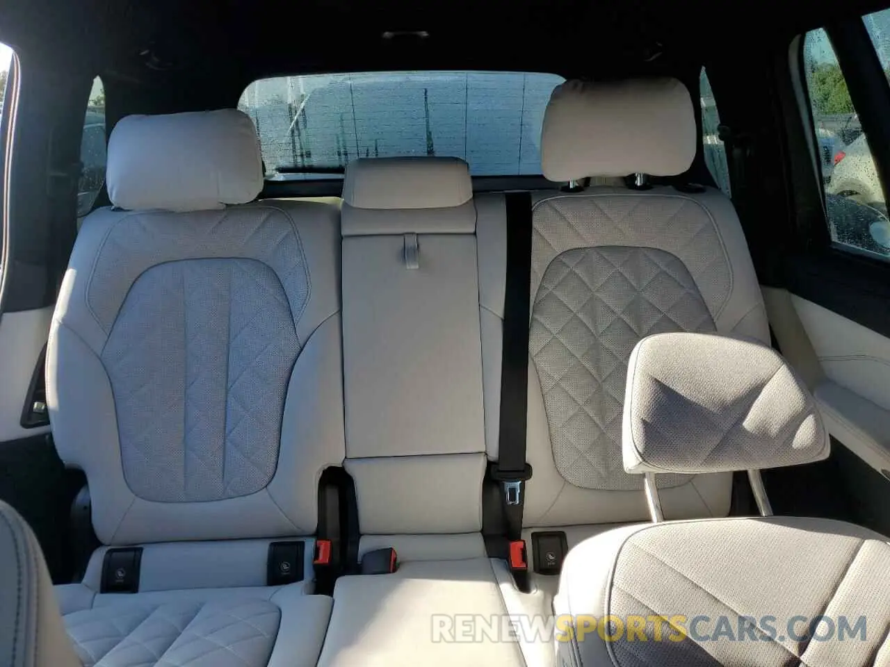 10 Photograph of a damaged car 5UX23EM01R9U97364 BMW X7 2024