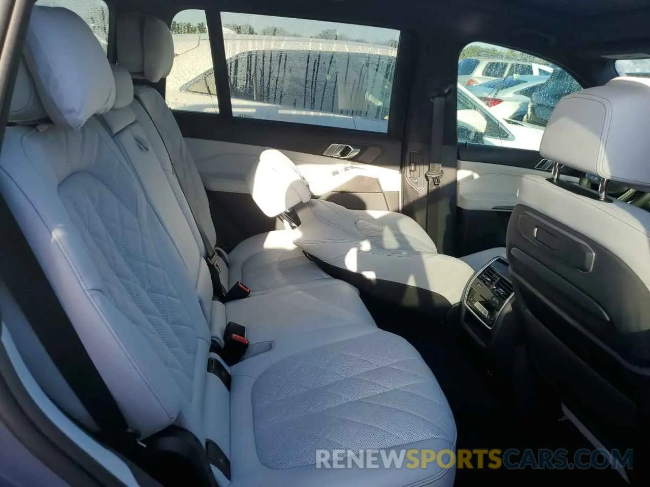 11 Photograph of a damaged car 5UX23EM01R9U97364 BMW X7 2024