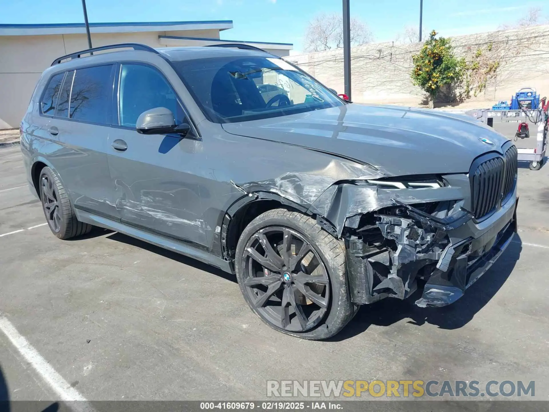 1 Photograph of a damaged car 5UX23EM03R9S44014 BMW X7 2024