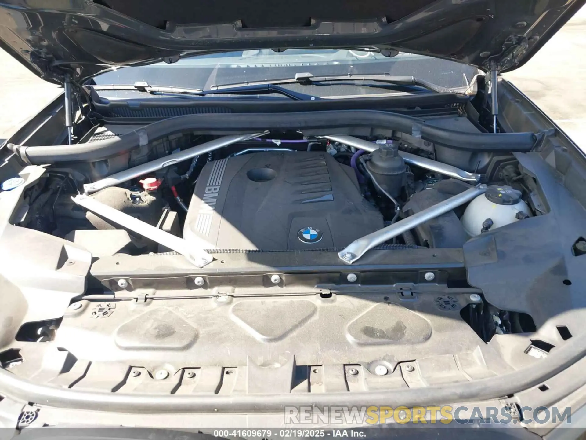 10 Photograph of a damaged car 5UX23EM03R9S44014 BMW X7 2024
