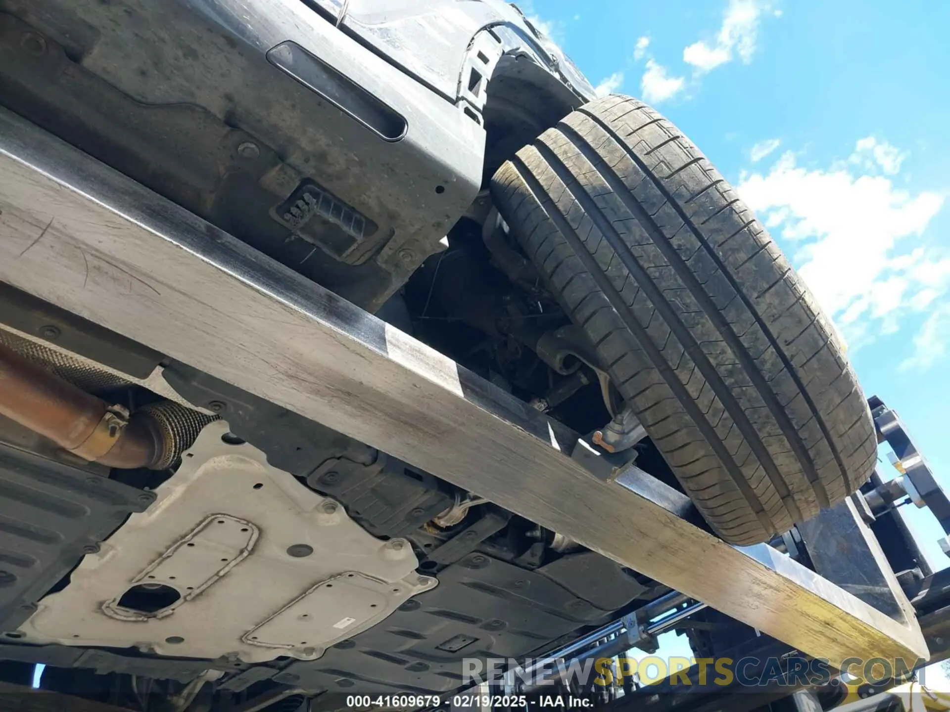 17 Photograph of a damaged car 5UX23EM03R9S44014 BMW X7 2024