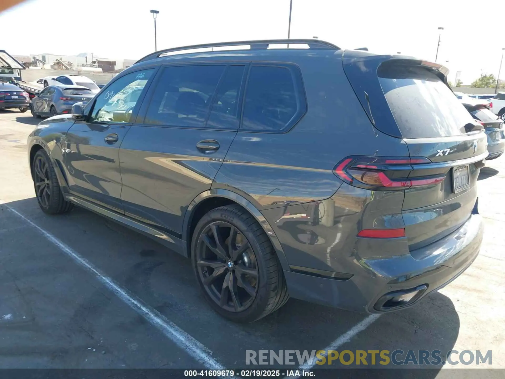 3 Photograph of a damaged car 5UX23EM03R9S44014 BMW X7 2024