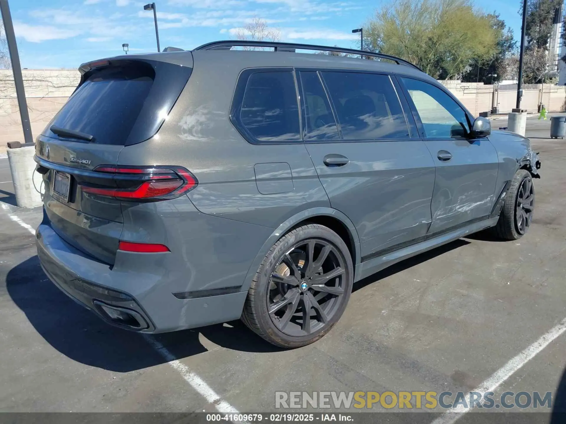 4 Photograph of a damaged car 5UX23EM03R9S44014 BMW X7 2024