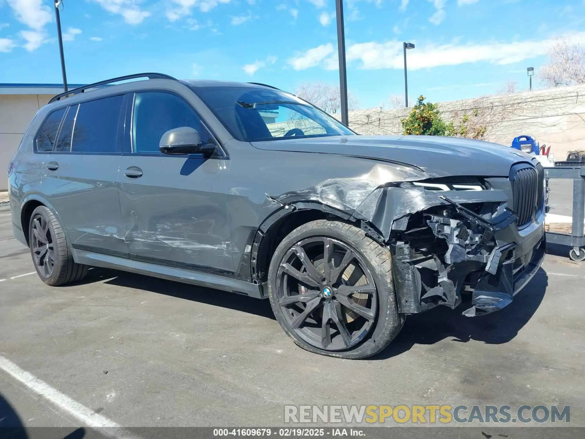 6 Photograph of a damaged car 5UX23EM03R9S44014 BMW X7 2024