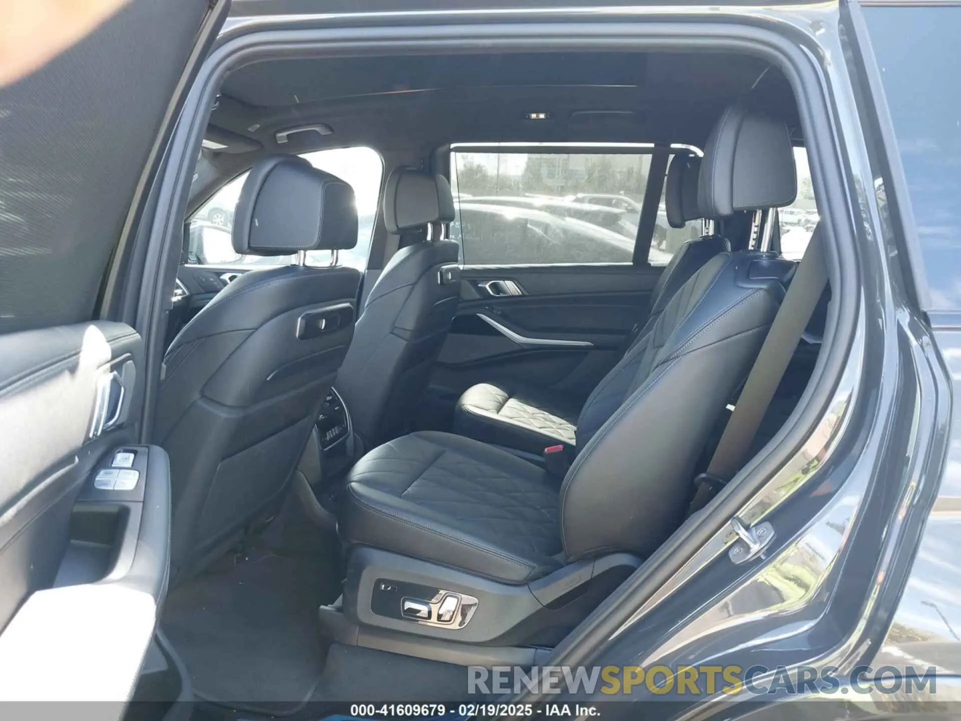 8 Photograph of a damaged car 5UX23EM03R9S44014 BMW X7 2024