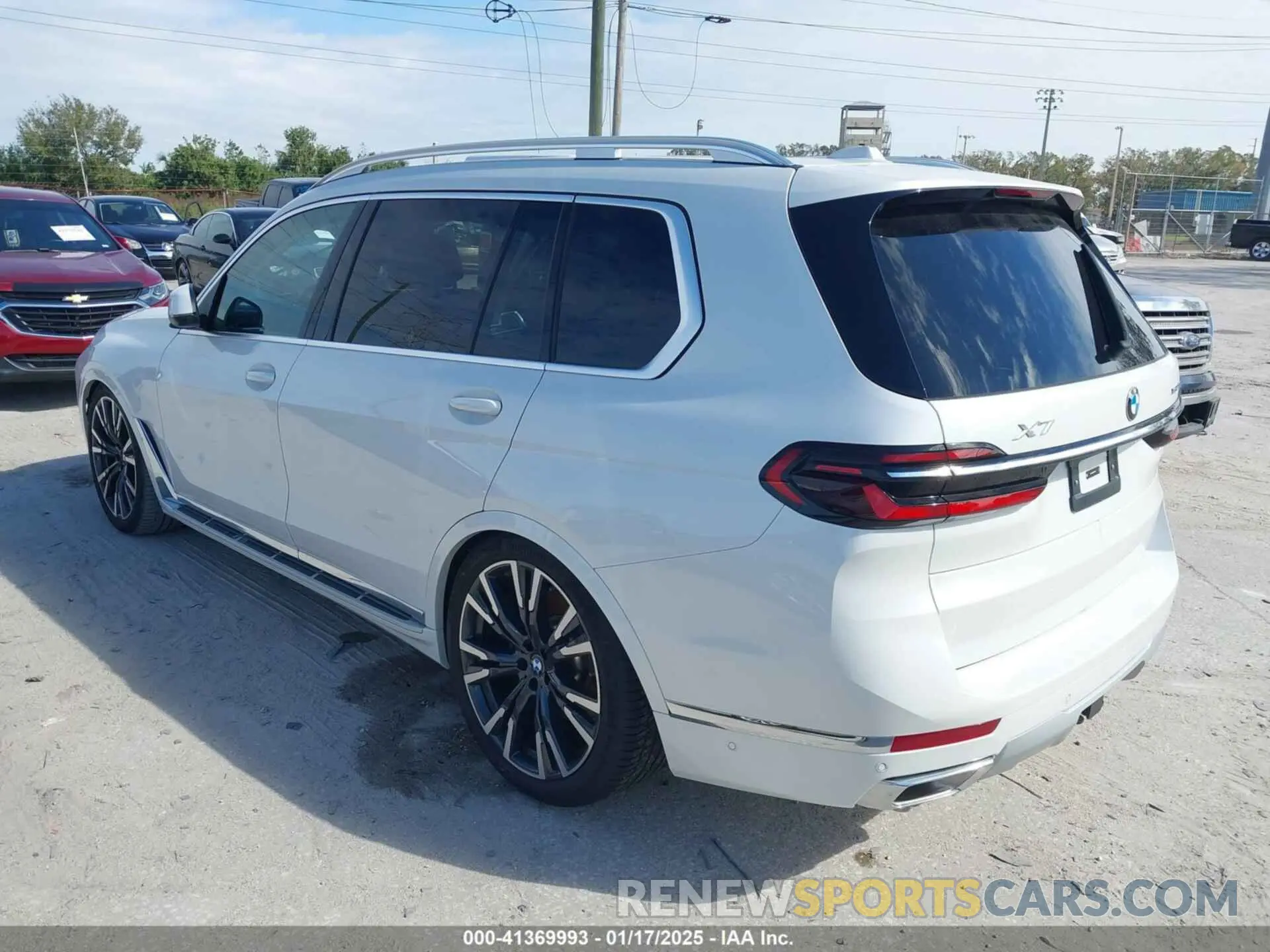 3 Photograph of a damaged car 5UX23EM03R9V69407 BMW X7 2024