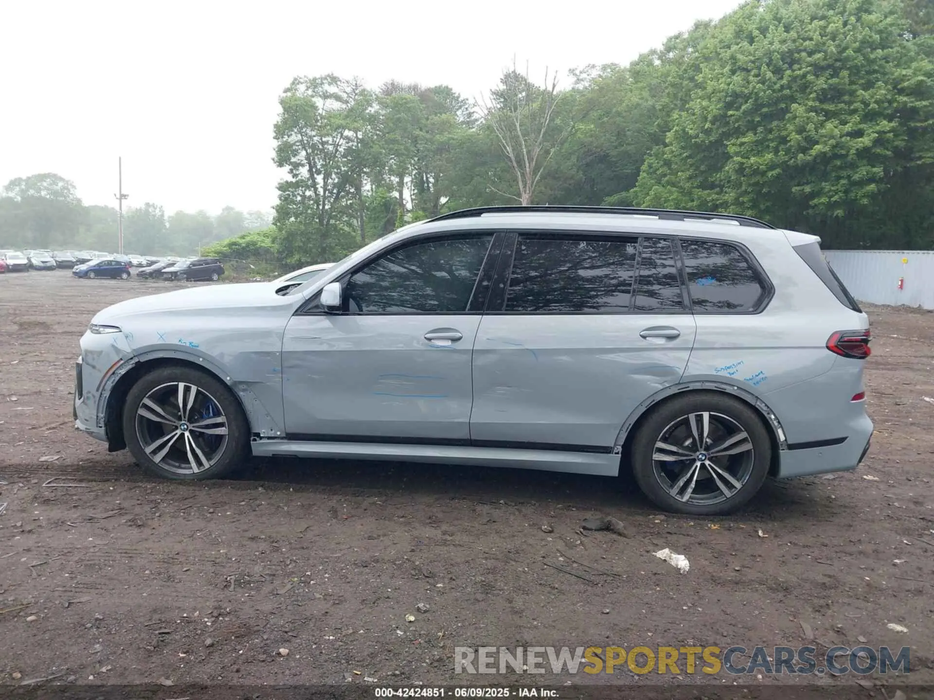 14 Photograph of a damaged car 5UX23EM05R9V63673 BMW X7 2024