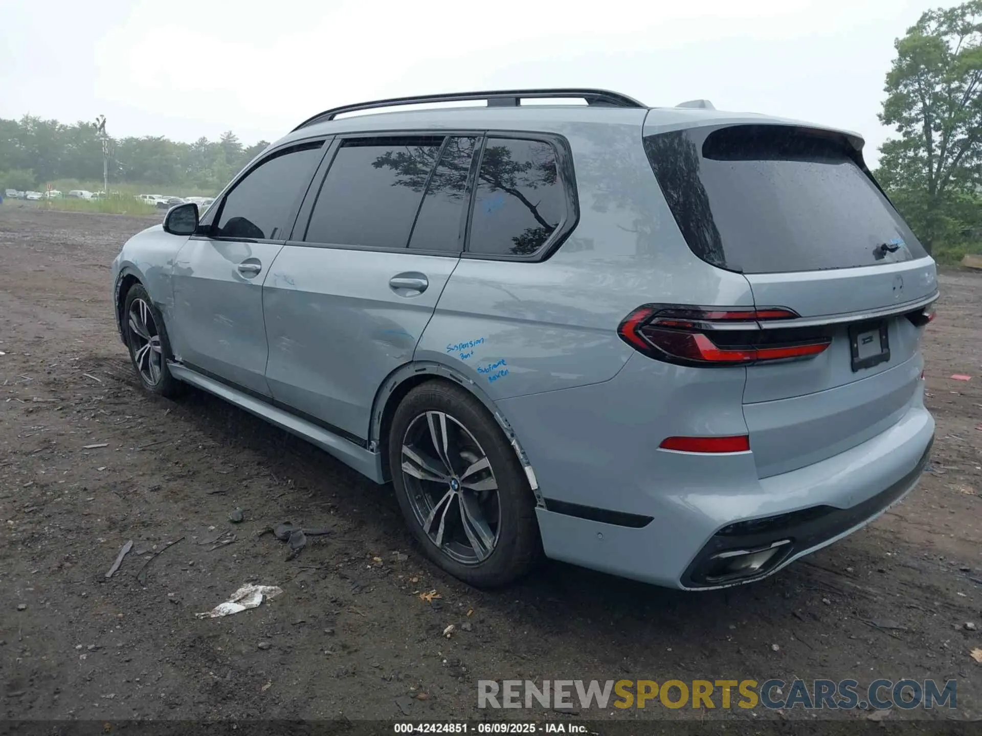 3 Photograph of a damaged car 5UX23EM05R9V63673 BMW X7 2024