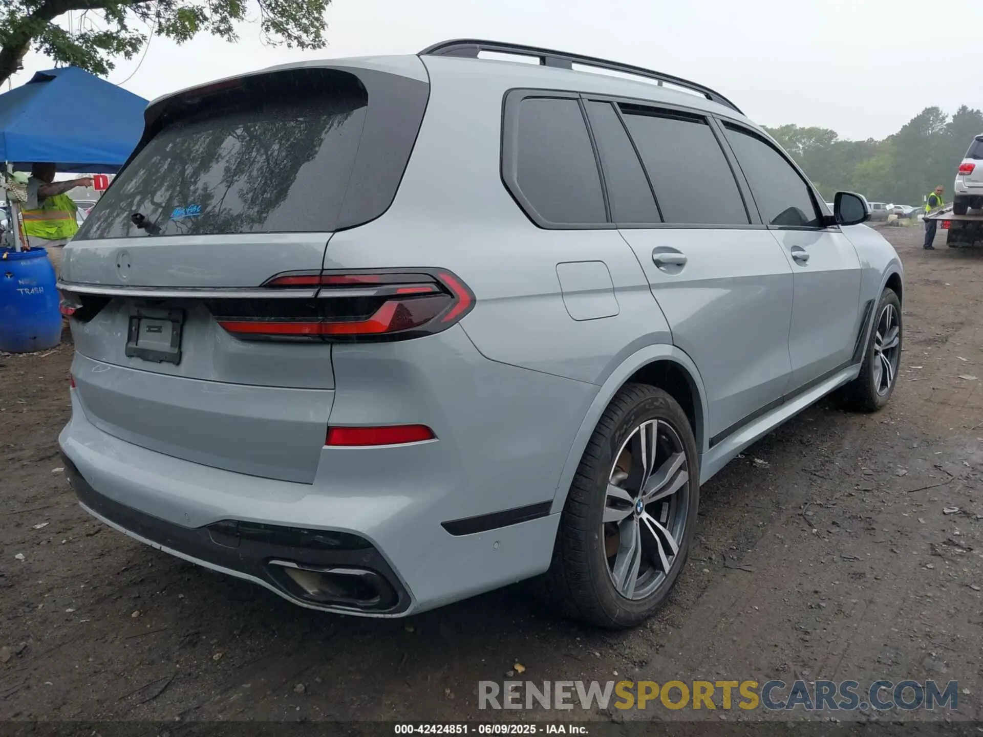 4 Photograph of a damaged car 5UX23EM05R9V63673 BMW X7 2024