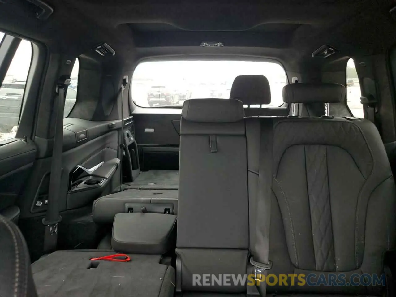 10 Photograph of a damaged car 5UX23EM06R9S67707 BMW X7 2024