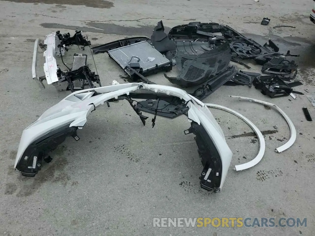 13 Photograph of a damaged car 5UX23EM06R9S67707 BMW X7 2024