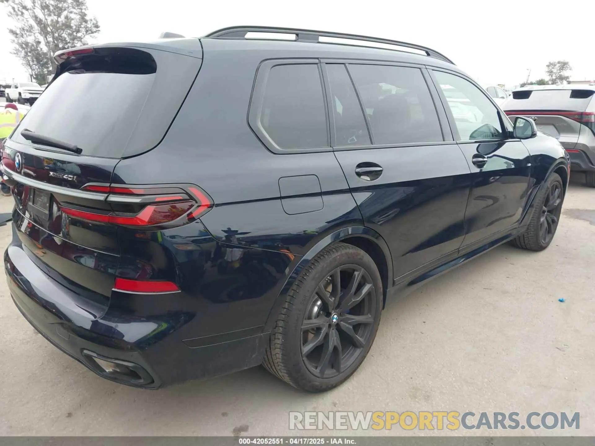 4 Photograph of a damaged car 5UX23EM06R9T77110 BMW X7 2024