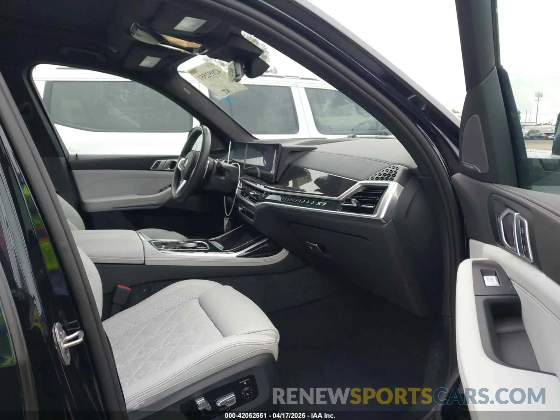 5 Photograph of a damaged car 5UX23EM06R9T77110 BMW X7 2024