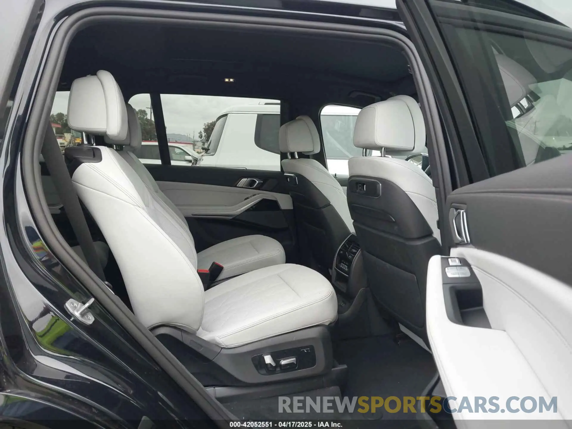 8 Photograph of a damaged car 5UX23EM06R9T77110 BMW X7 2024