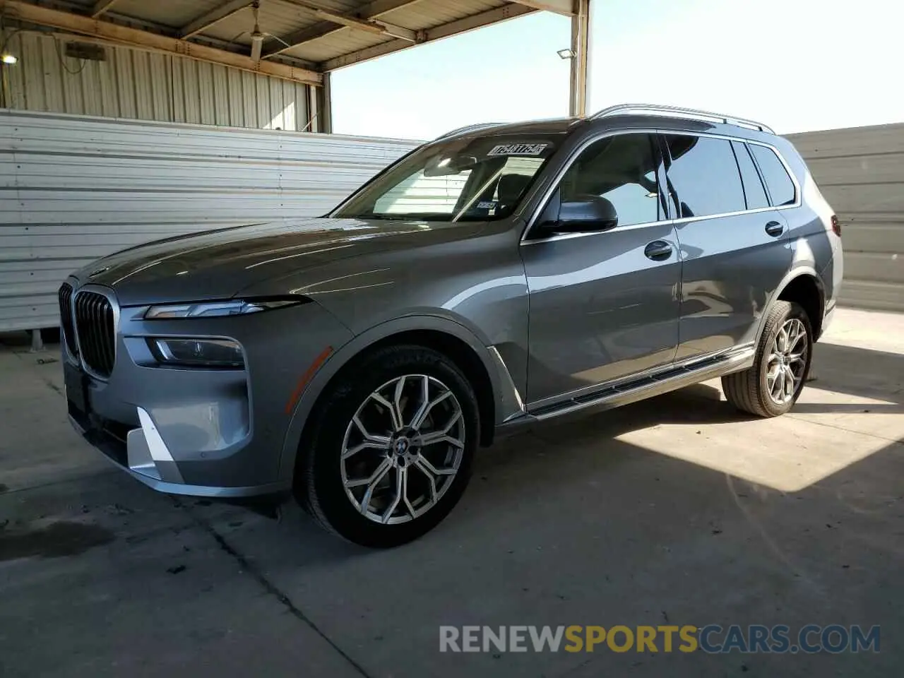 1 Photograph of a damaged car 5UX23EM06R9V10318 BMW X7 2024