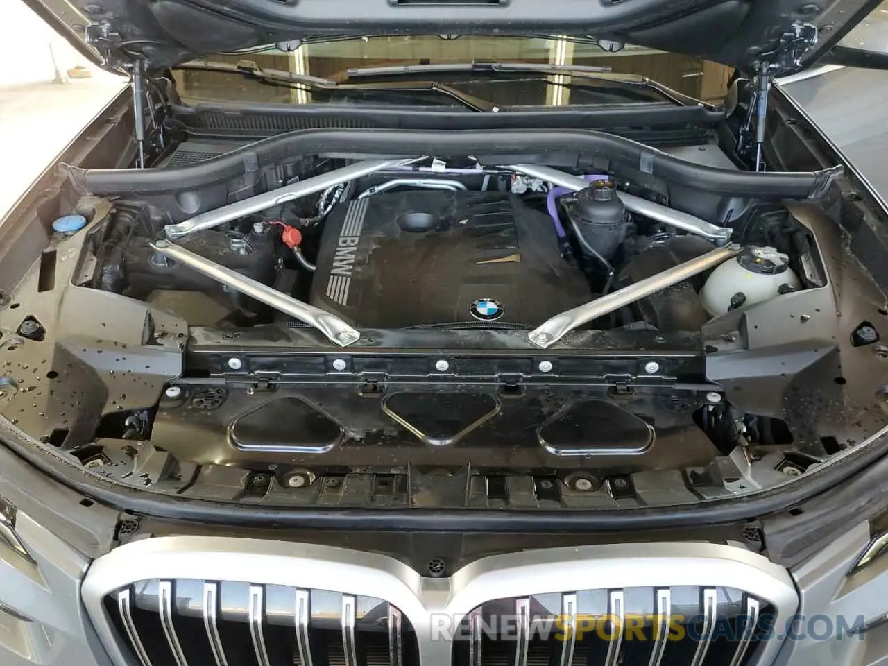 12 Photograph of a damaged car 5UX23EM06R9V10318 BMW X7 2024