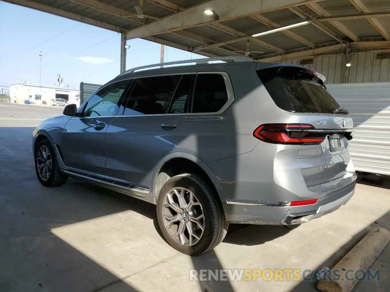 2 Photograph of a damaged car 5UX23EM06R9V10318 BMW X7 2024