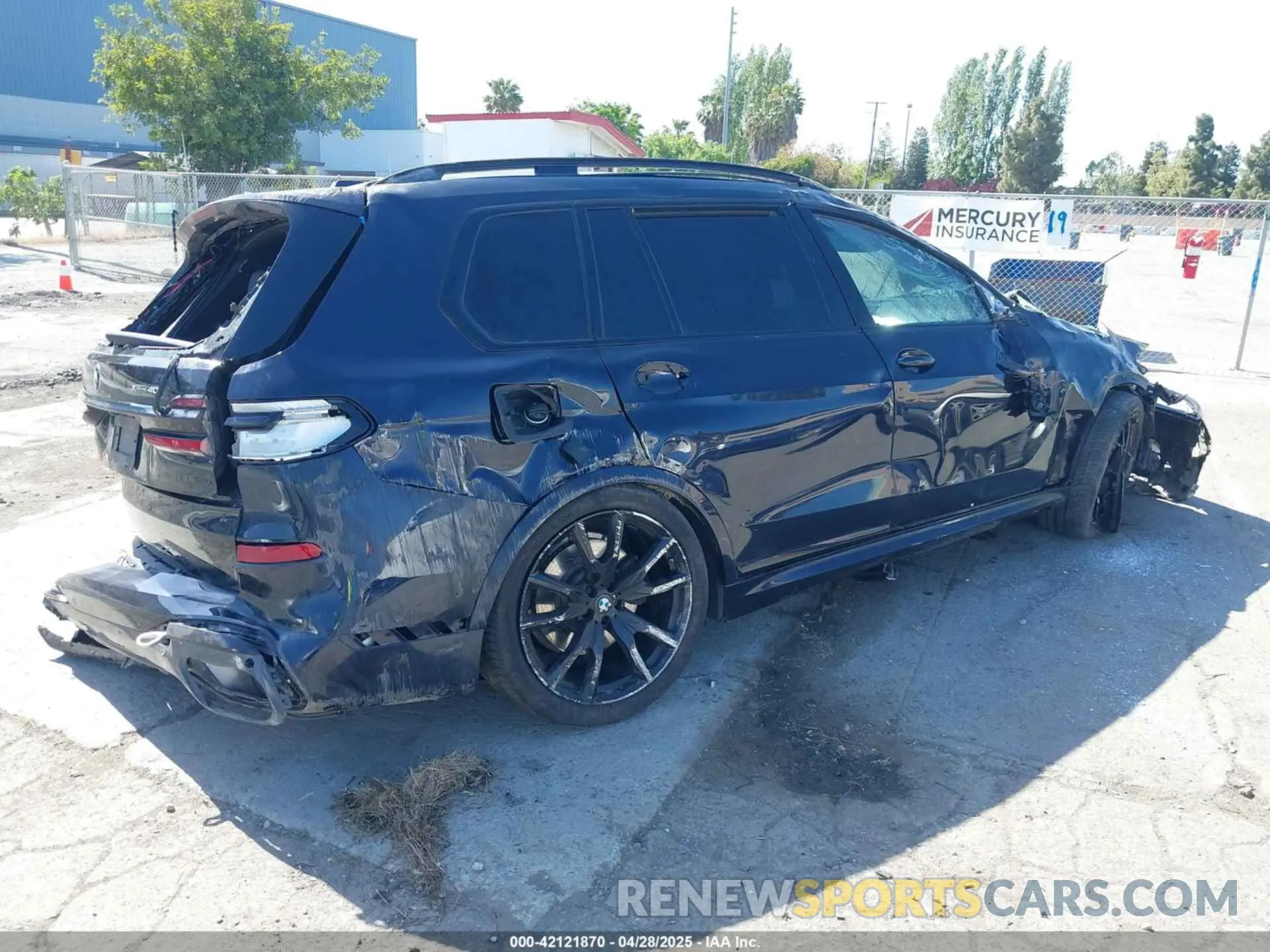 4 Photograph of a damaged car 5UX23EM06R9V71023 BMW X7 2024