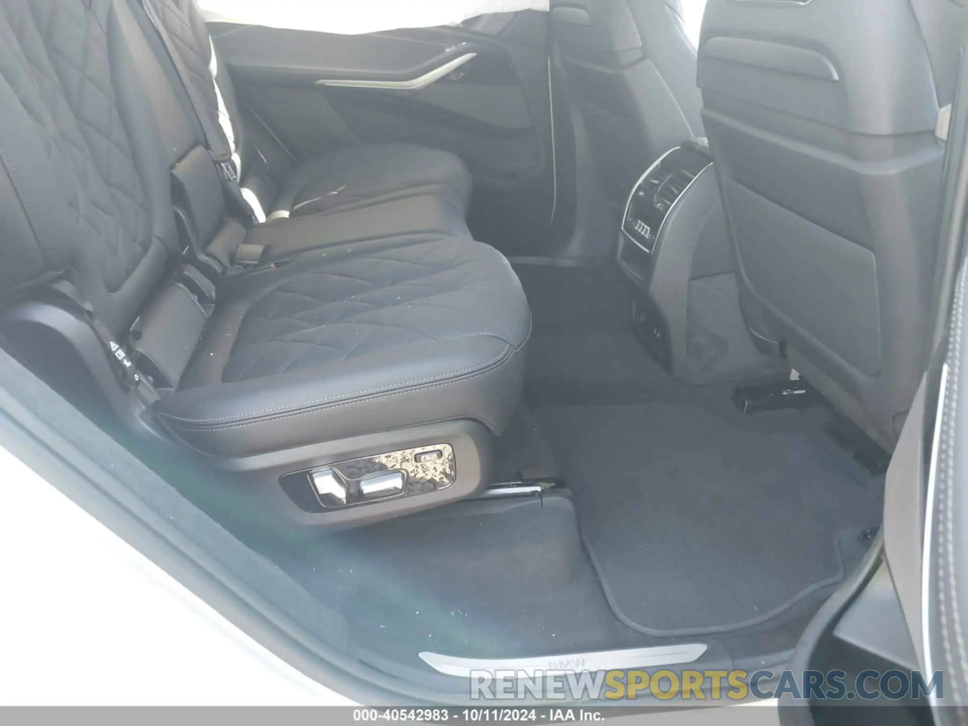 8 Photograph of a damaged car 5UX23EM07R9S41438 BMW X7 2024